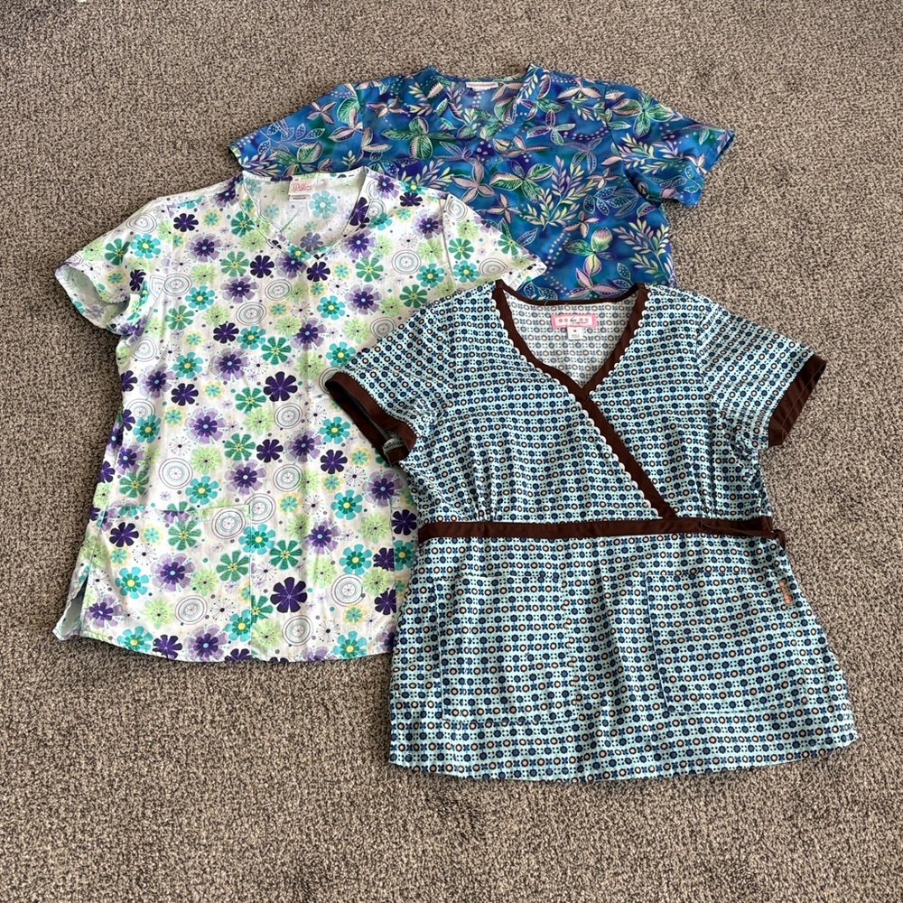 Lot of 15 Scrub Tops - Picture 8 of 10